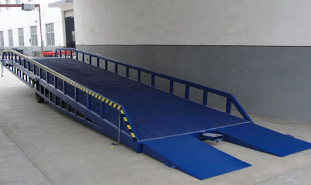 移動(dòng)式登車(chē)橋 移動(dòng)式登車(chē)橋